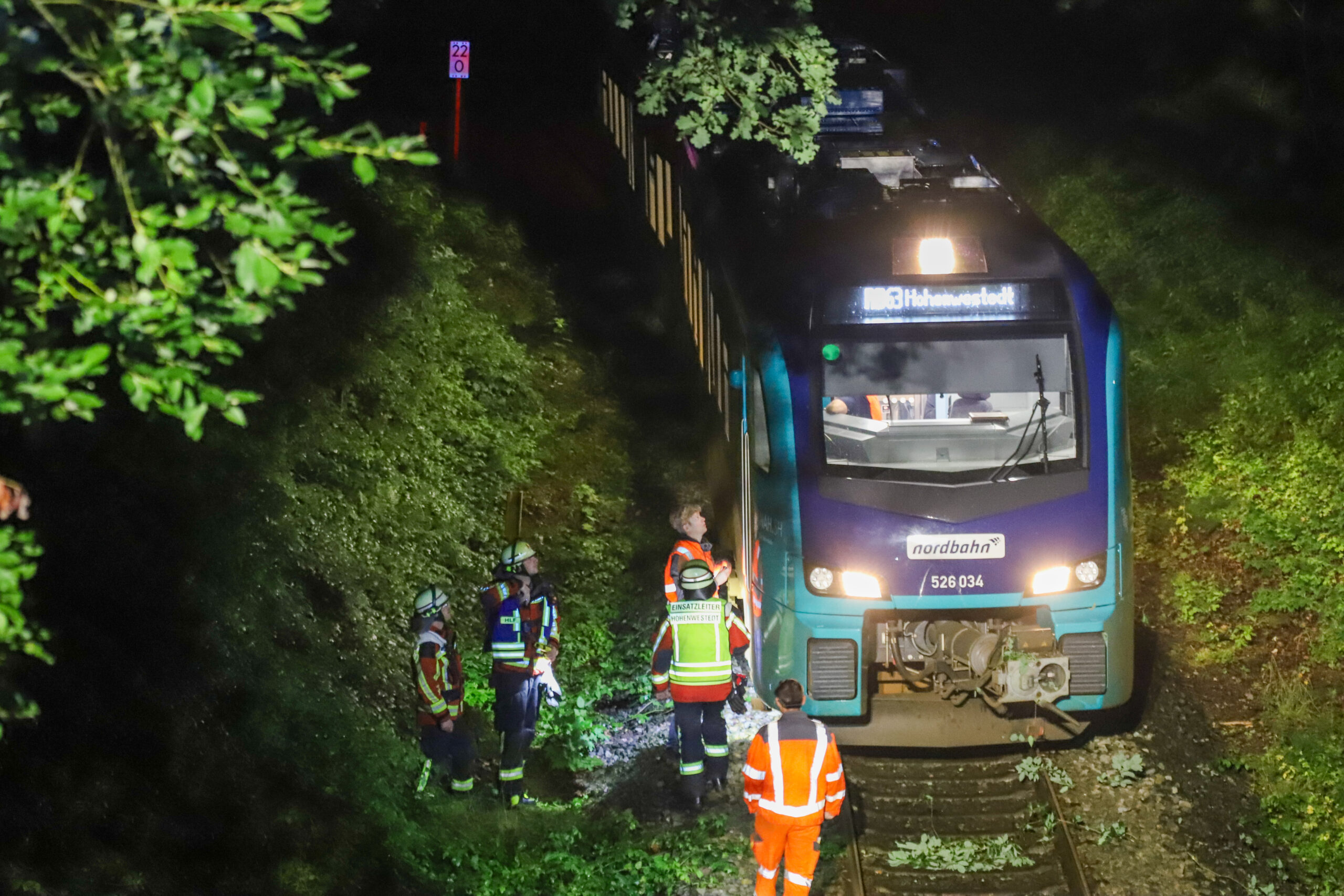 Einsatzkräfte kontrollieren den Frontteil des Zuges bei Hohenwestedt.