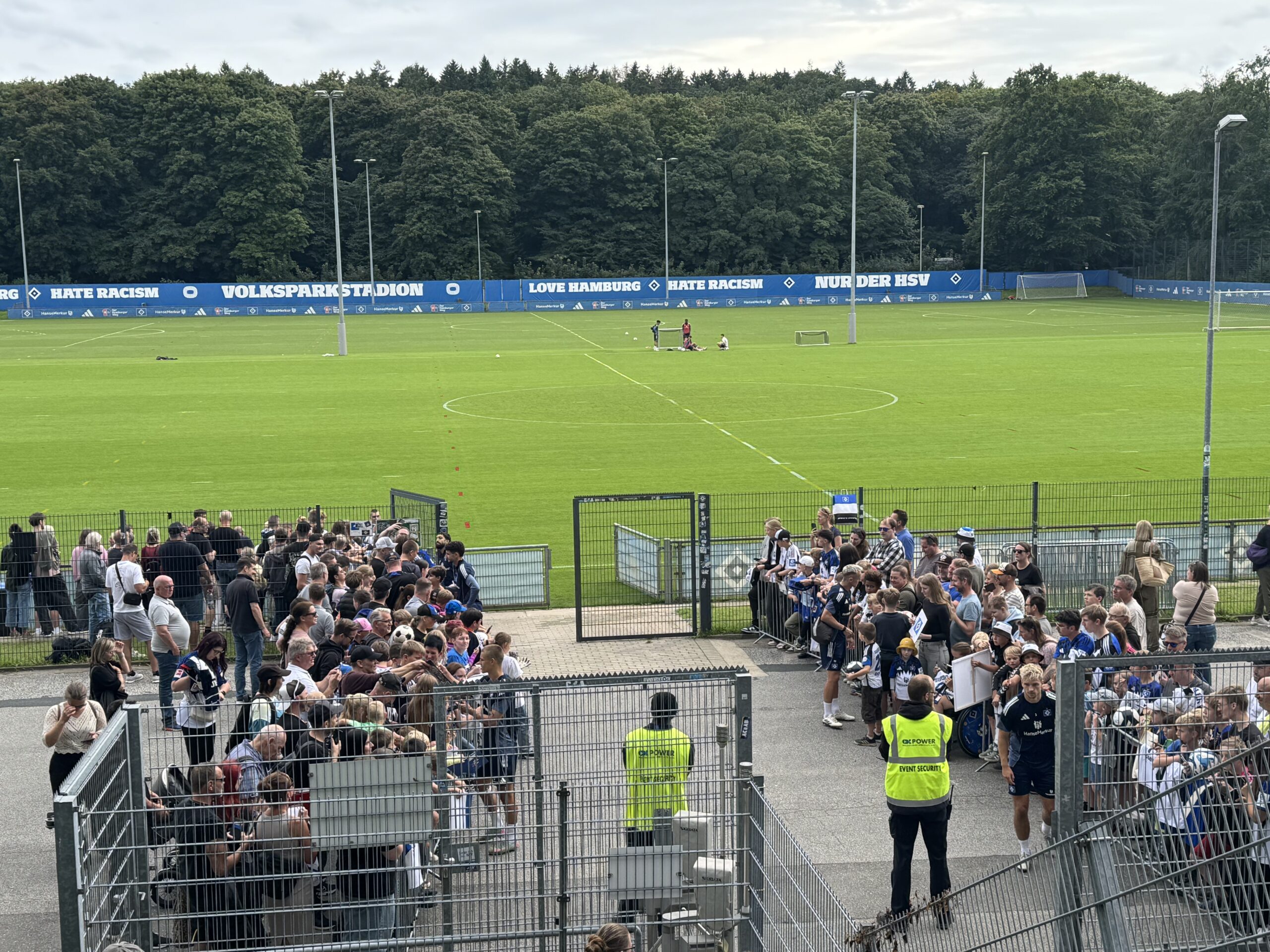 Nach dem Training sind die HSV-Profis für die Fans da und schreiben Autogramme.