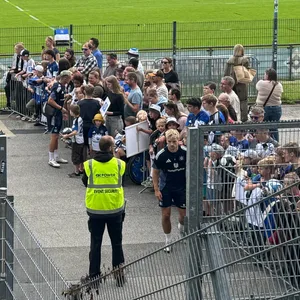 Nach dem Training sind die HSV-Profis für die Fans da und schreiben Autogramme.
