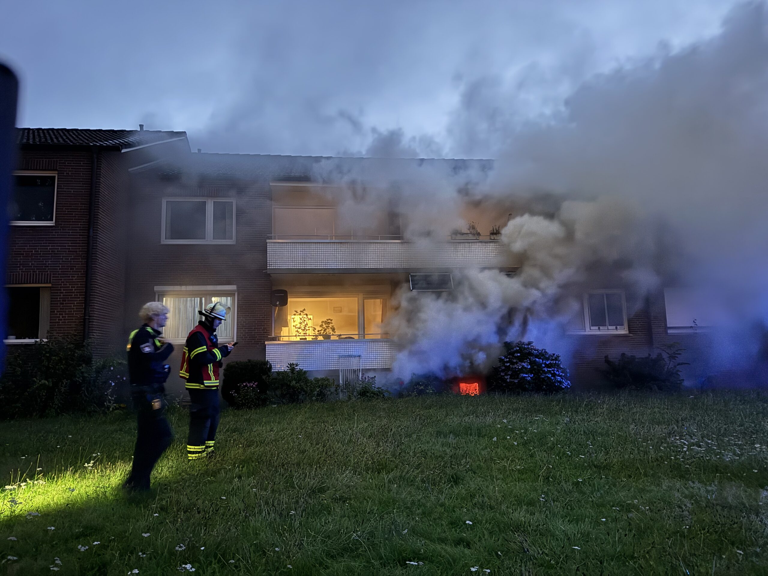 Dichter Rauch dringt aus dem Keller eines Hauses