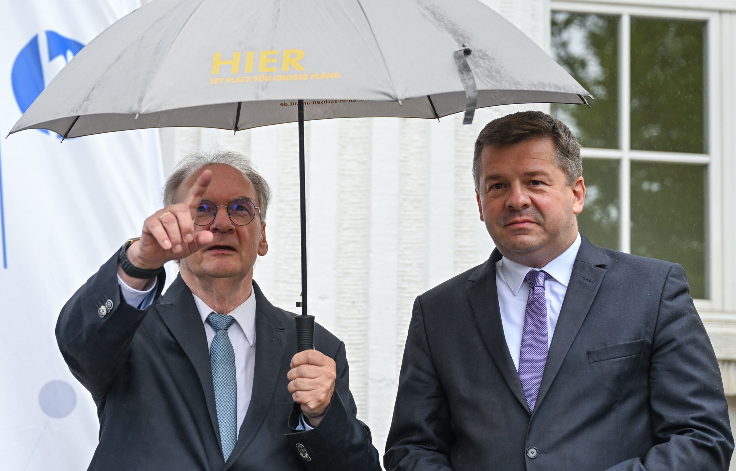 Reiner Haseloff (CDU), Ministerpräsident von Sachsen-Anhalt, steht neben Sven Schulze (CDU), Wirtschaftsminister von Sachsen-Anhalt.