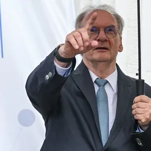 Reiner Haseloff (CDU), Ministerpräsident von Sachsen-Anhalt, steht neben Sven Schulze (CDU), Wirtschaftsminister von Sachsen-Anhalt.