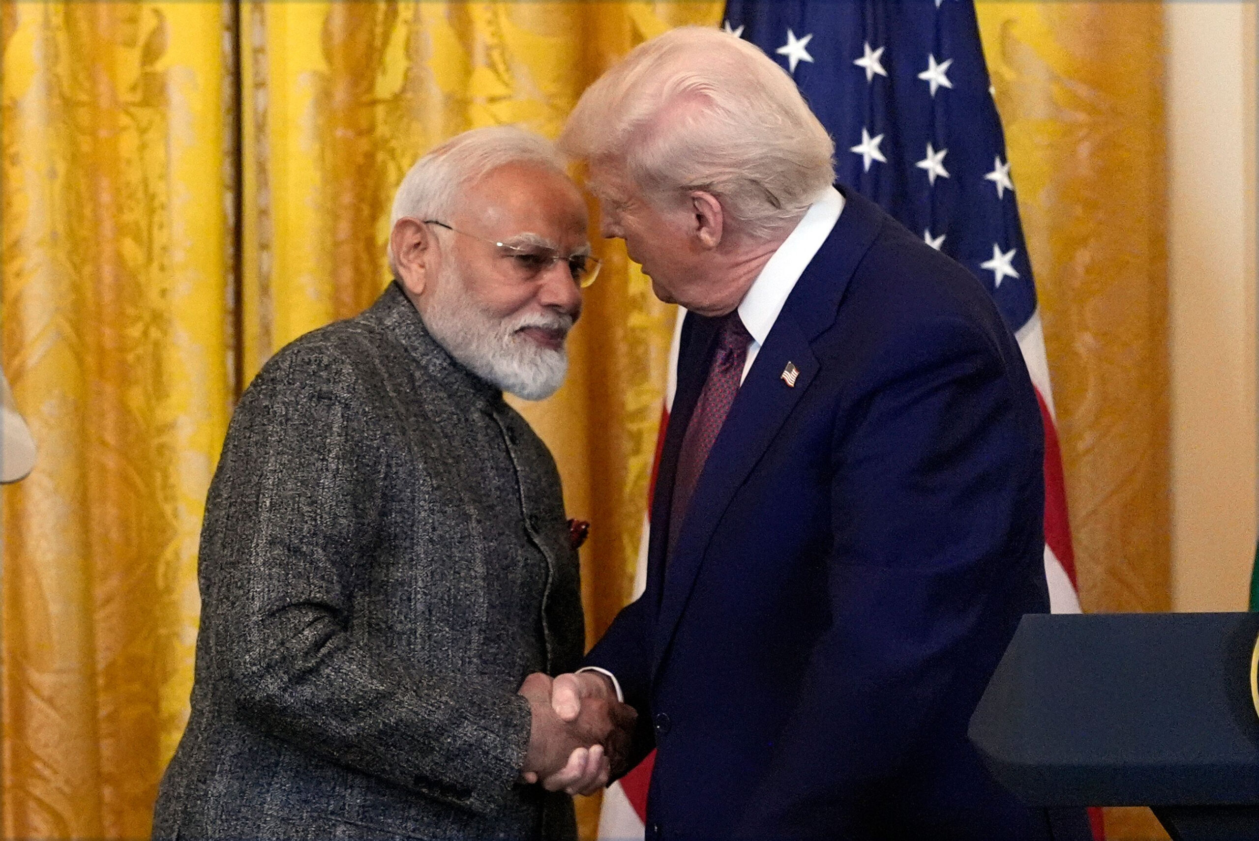 US-Präsident Donald Trump und Indiens Premierminister Narendra Modi geben sich die Hand.
