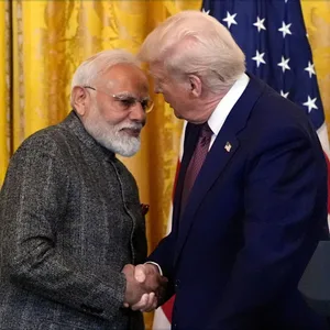US-Präsident Donald Trump und Indiens Premierminister Narendra Modi geben sich die Hand.