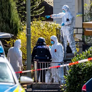 Spurensicherung und Polizei arbeiten in Weitefeld im Westerwald.