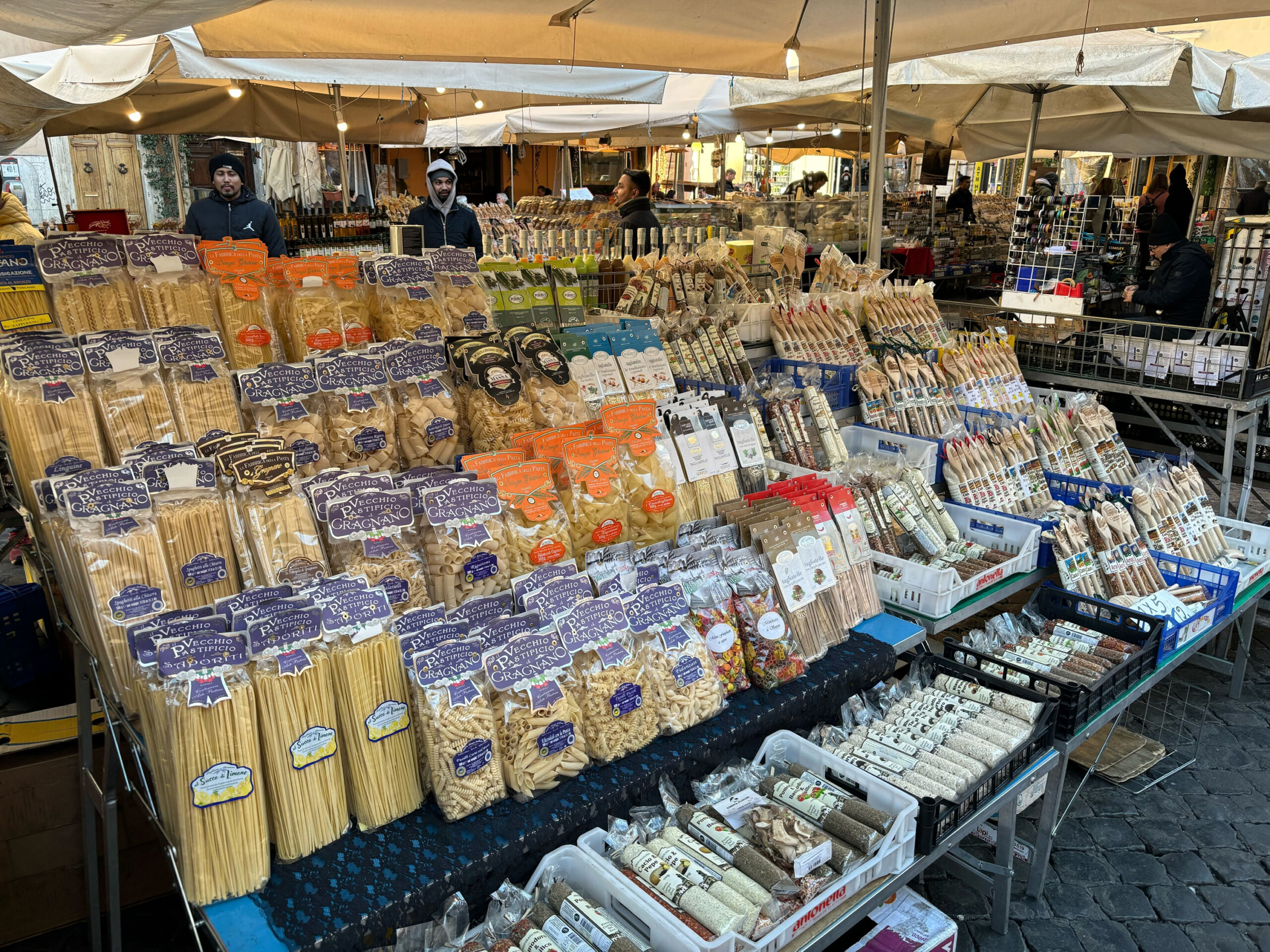 Nudelsorten werden auf dem Campo de' Fiori Markt