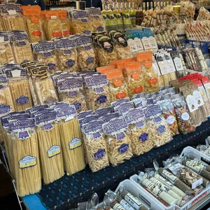 Nudelsorten werden auf dem Campo de' Fiori Markt