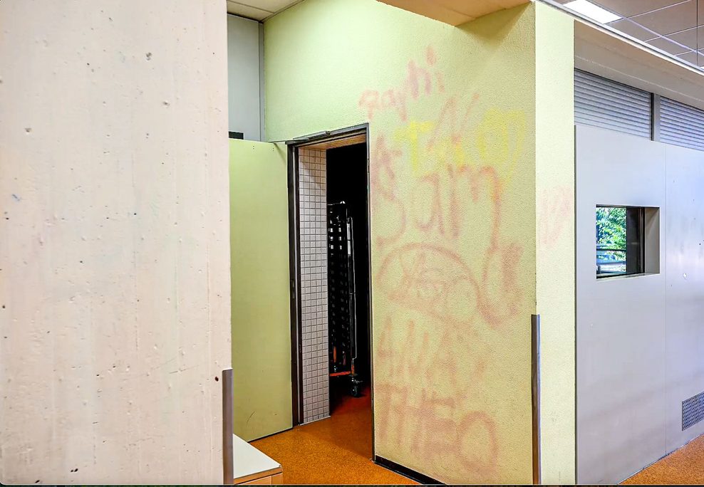 Eine Wand im Eugen-Bolz-Gymnasiums, die von Abiturienten gestrichen werden soll.