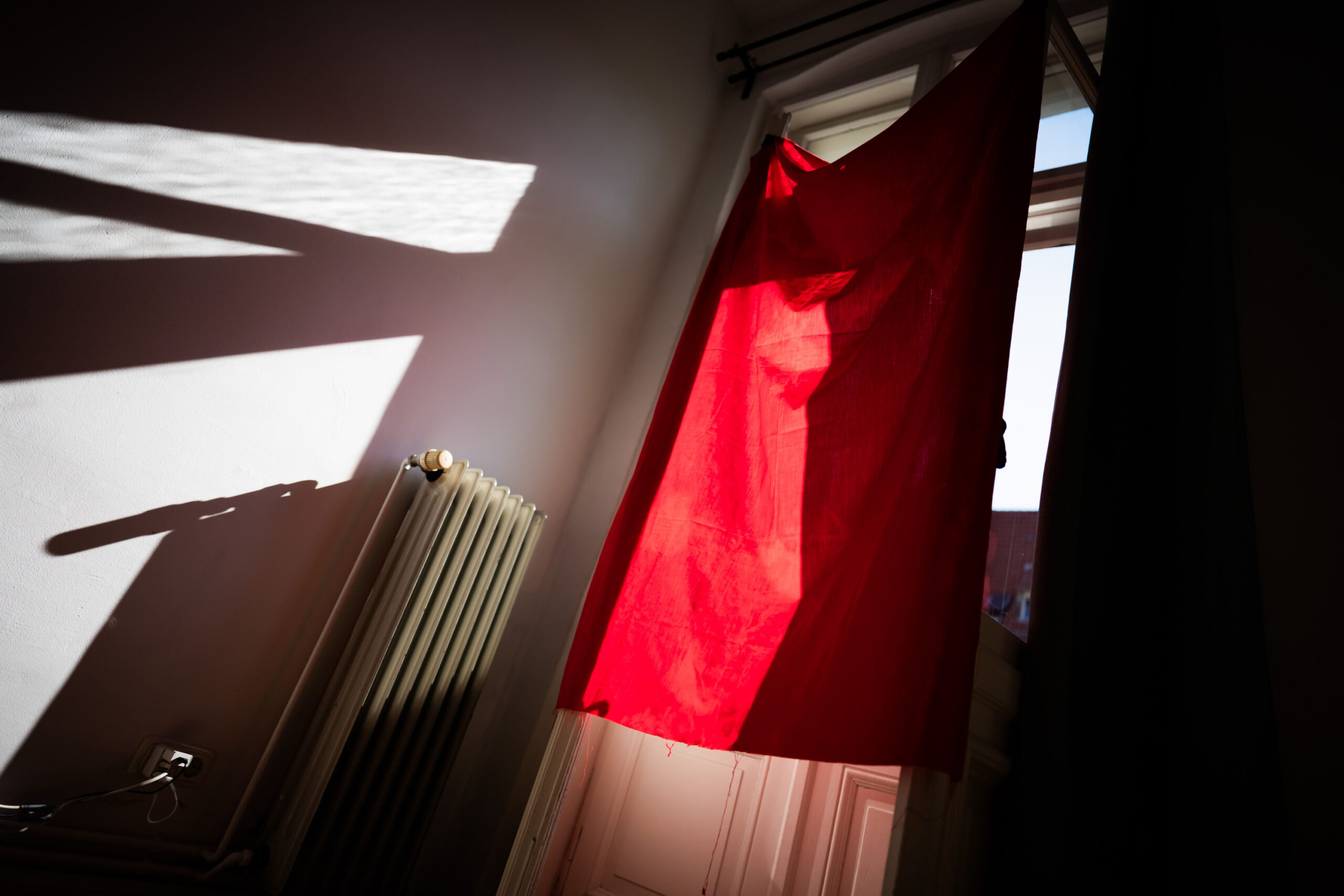 Ein nasses Tuch hängt vor einem Fenster