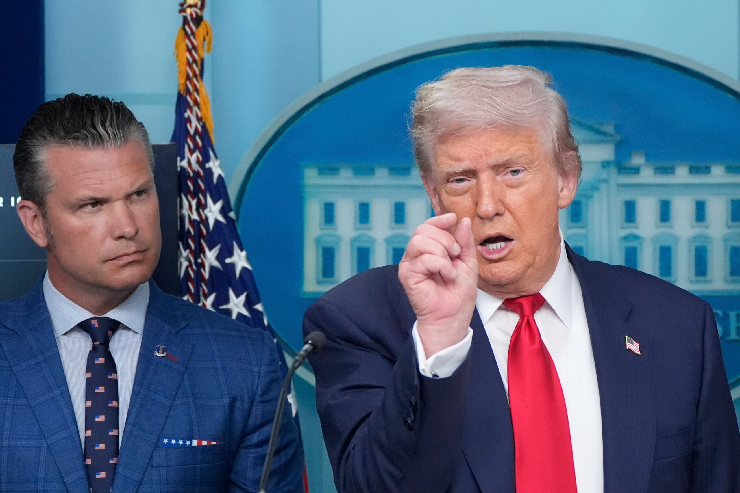 US-Präsident Trump bei einer Pressekonferenz (neben ihm Verteidigungsminister Pete Hegseth).