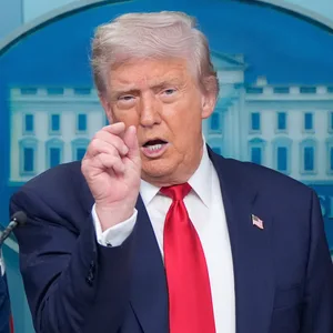 US-Präsident Trump bei einer Pressekonferenz (neben ihm Verteidigungsminister Pete Hegseth).