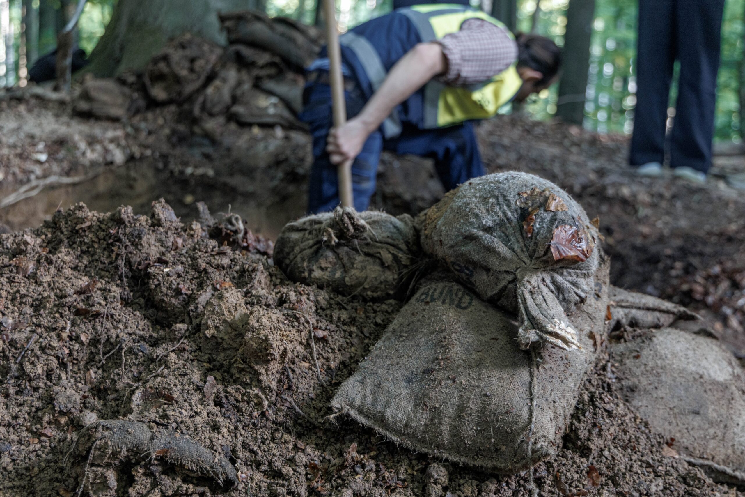 Grabungsleiter Christoph Unglaub birgt aus einem Grabhügel Sandsäcke, nachdem Bundeswehrsoldaten dort einen Sicherungsstand errichtet hatten.