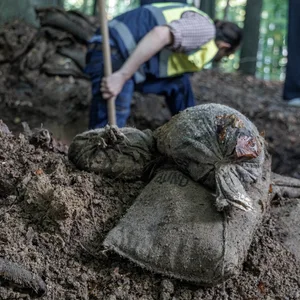 Grabungsleiter Christoph Unglaub birgt aus einem Grabhügel Sandsäcke, nachdem Bundeswehrsoldaten dort einen Sicherungsstand errichtet hatten.