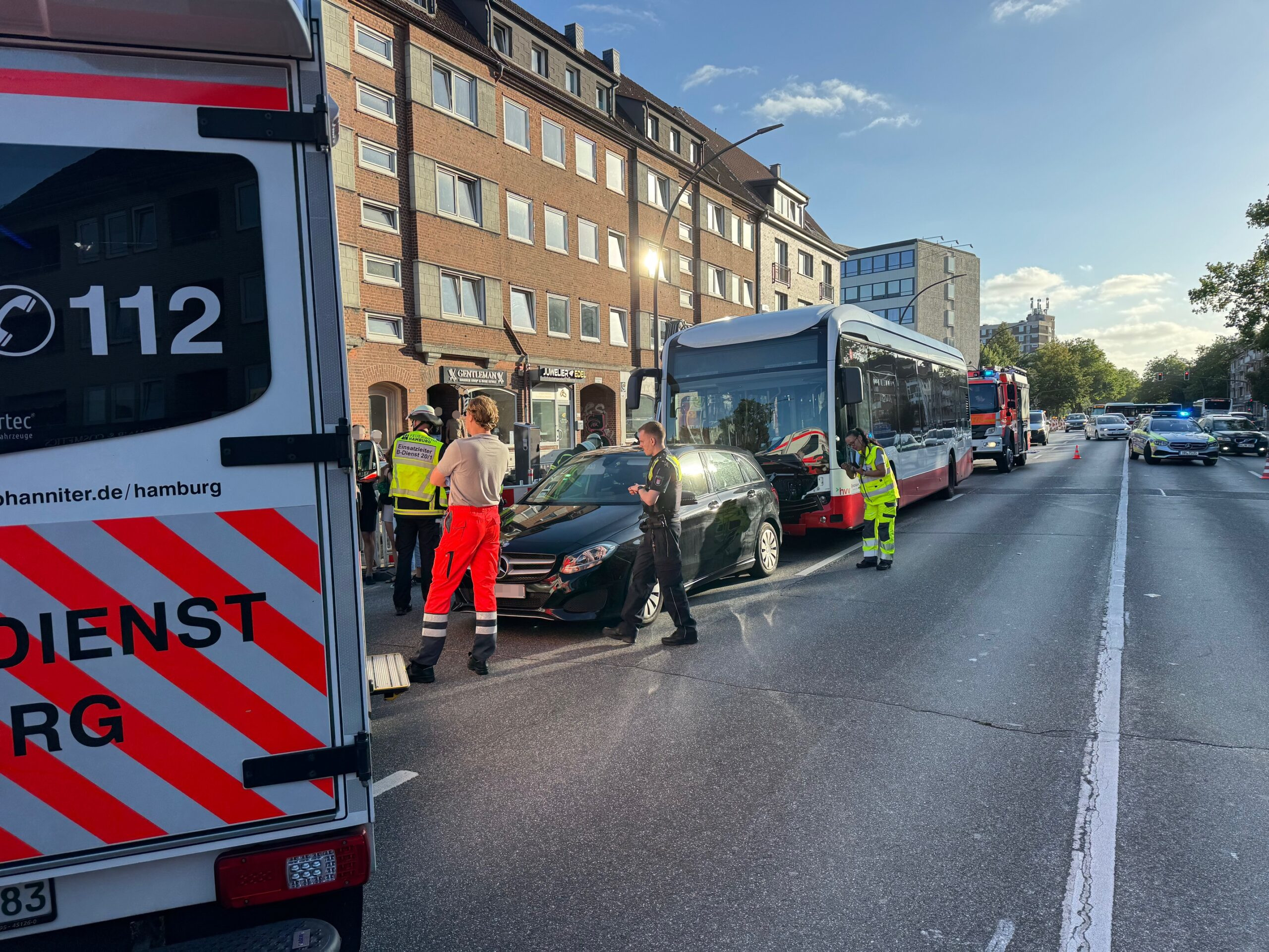 Der Unfall passierte am frühen Samstagabend auf Höhe der S-Bahn-Station Wandsbeker Chaussee.