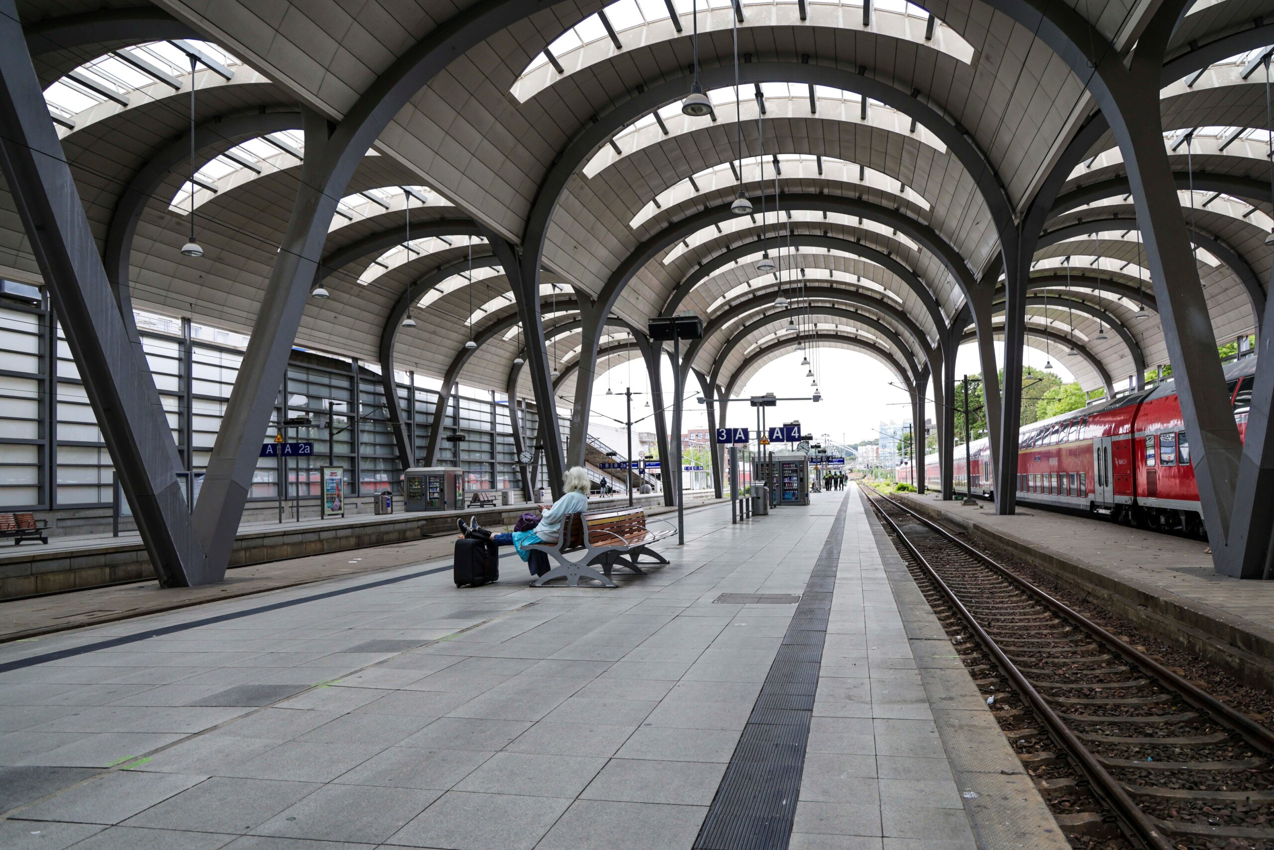 Nichts geht mehr am Kieler Hauptbahnhof nach einem Oberleitungsschaden.