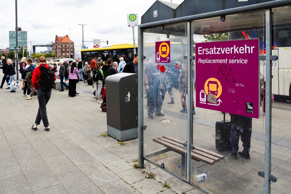 Fahrgäste warten auf Busse des Schienenersatzverkehrs vor dem Kieler Hauptbahnhof.