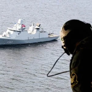 Ein US-Soldat schaut auf ein an einem maritimen Großmanöver beteiligtes Schiff.