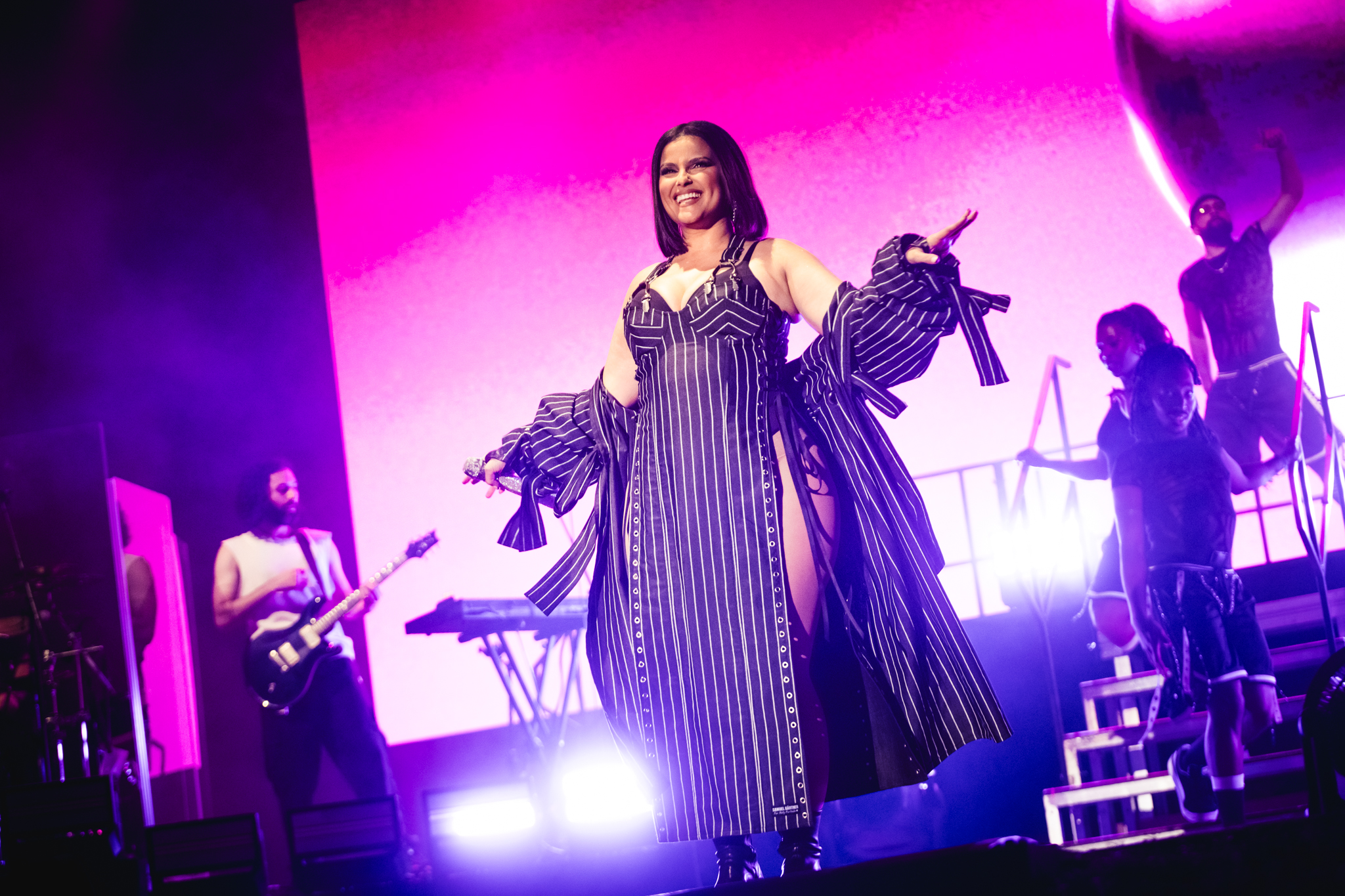 Nelly Furtado ist bei ihrem Konzert im Stadtpark sichtlich bester Laune.