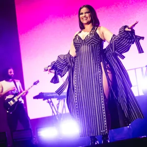 Nelly Furtado ist bei ihrem Konzert im Stadtpark sichtlich bester Laune.