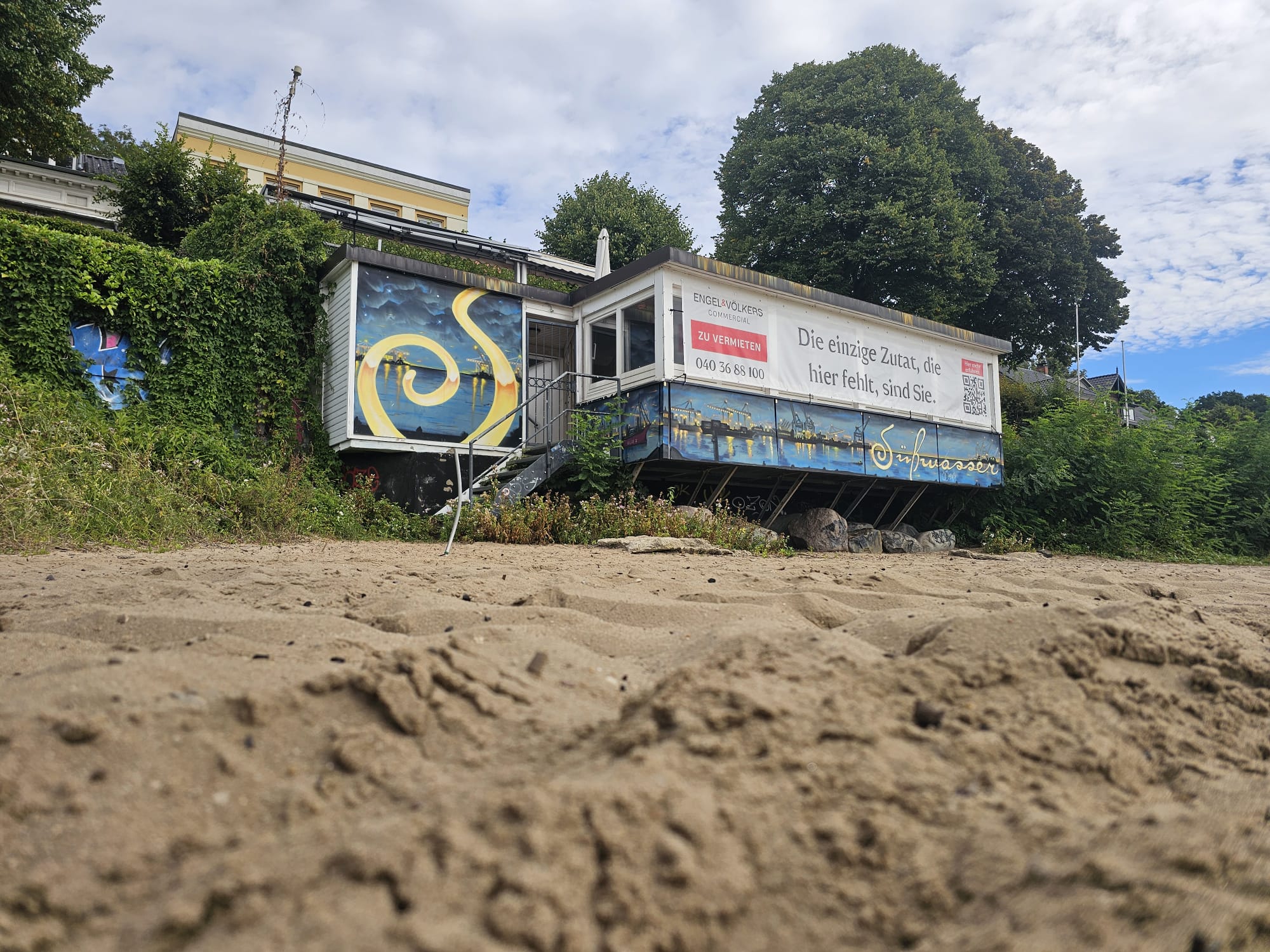 Das ehemalige Restaurant „Süßwasser“ am Elbstrand an der Straße Övelgönne in Hamburg-Othmarschen.