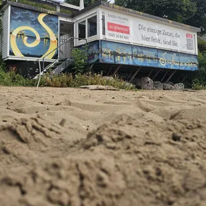 Das ehemalige Restaurant „Süßwasser“ am Elbstrand an der Straße Övelgönne in Hamburg-Othmarschen.