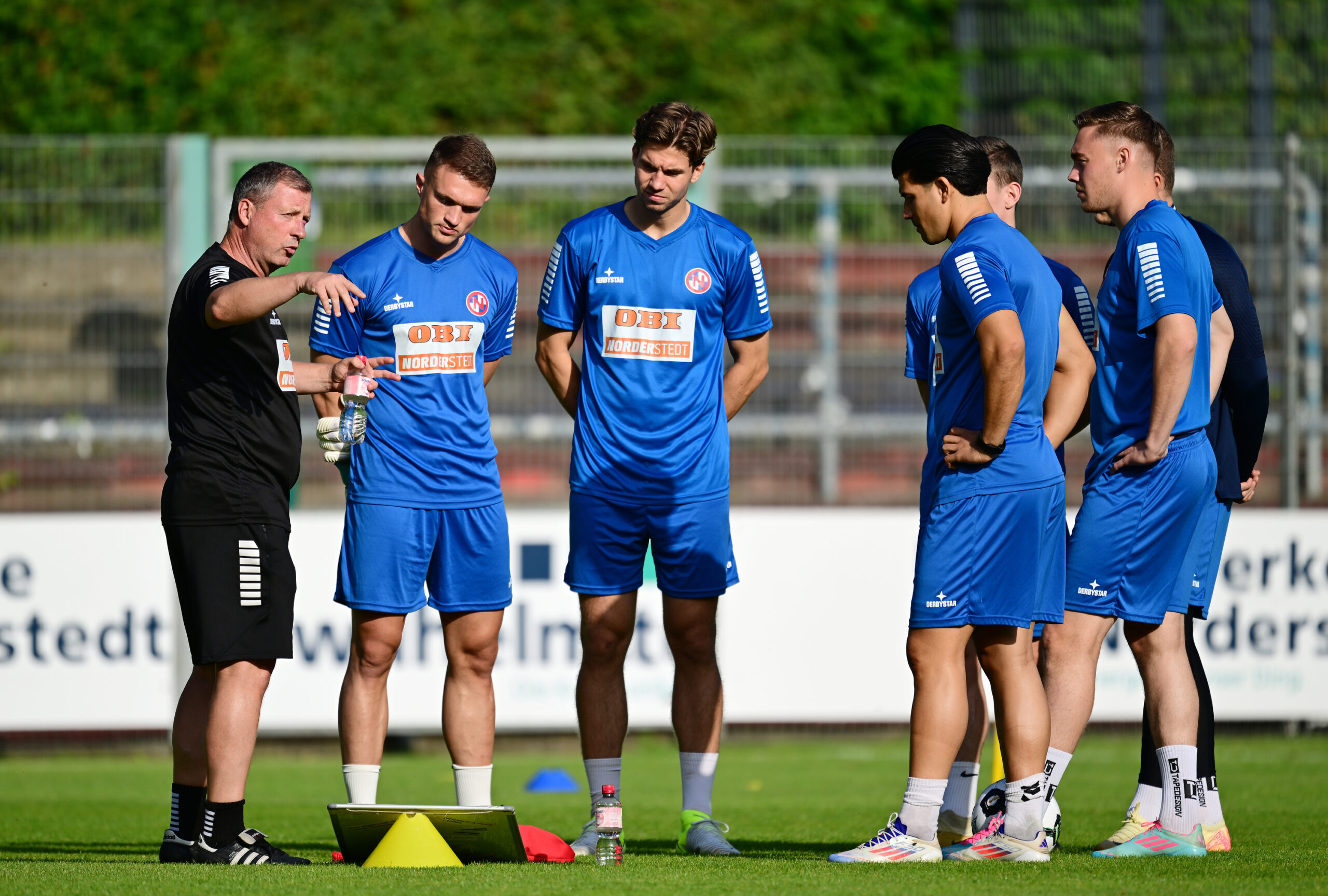 Elard Ostermann gibt Anweisungen im Training