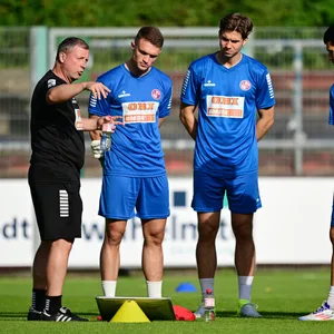 Elard Ostermann gibt Anweisungen im Training