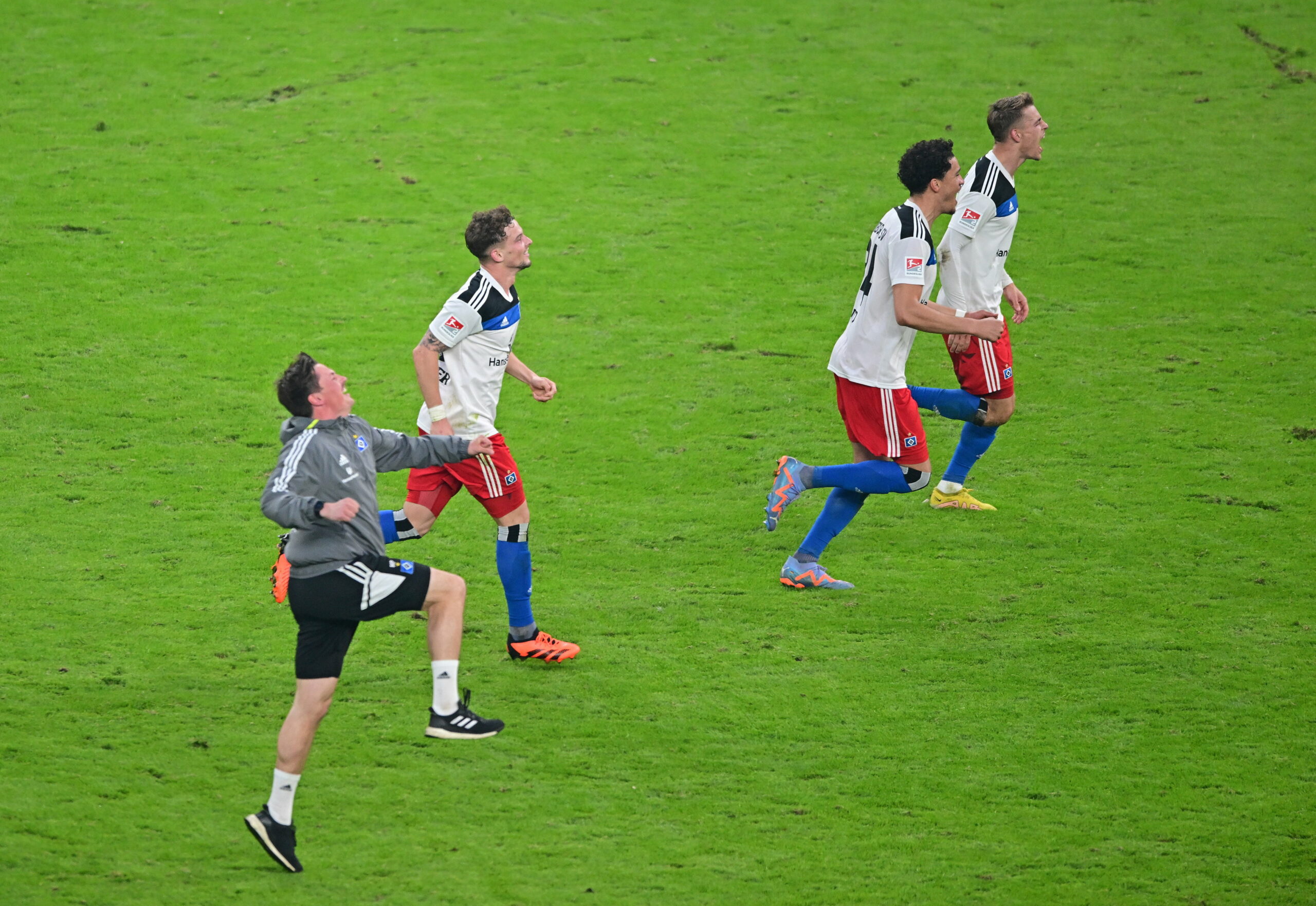 HSV-Trainer Merlin Polzin jubelt mit seinen Spielern