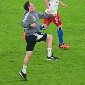HSV-Trainer Merlin Polzin jubelt mit seinen Spielern