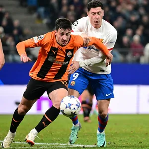 Giorgi Gocholeishvili gegen Robetr Lewandowski in Hamburg