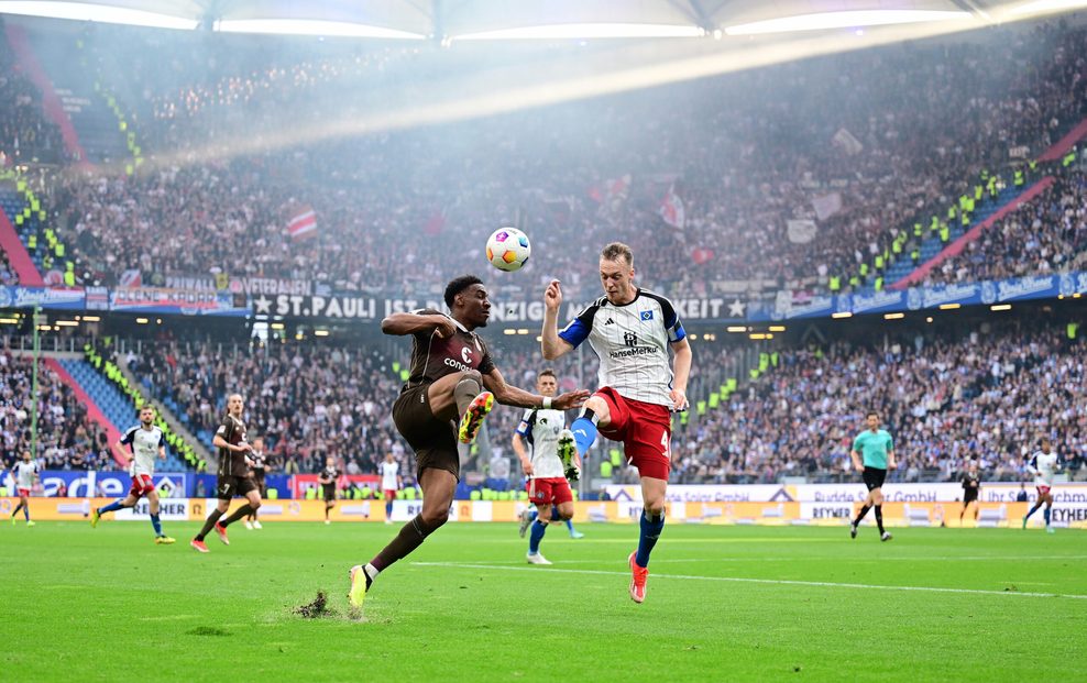 Oladapo Afolayan und Sebastian Schonlau streiten beim bislang letzten Derby im Mai 2024 um den Ball.