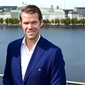Eric Huwer am Hafen von Hamburg