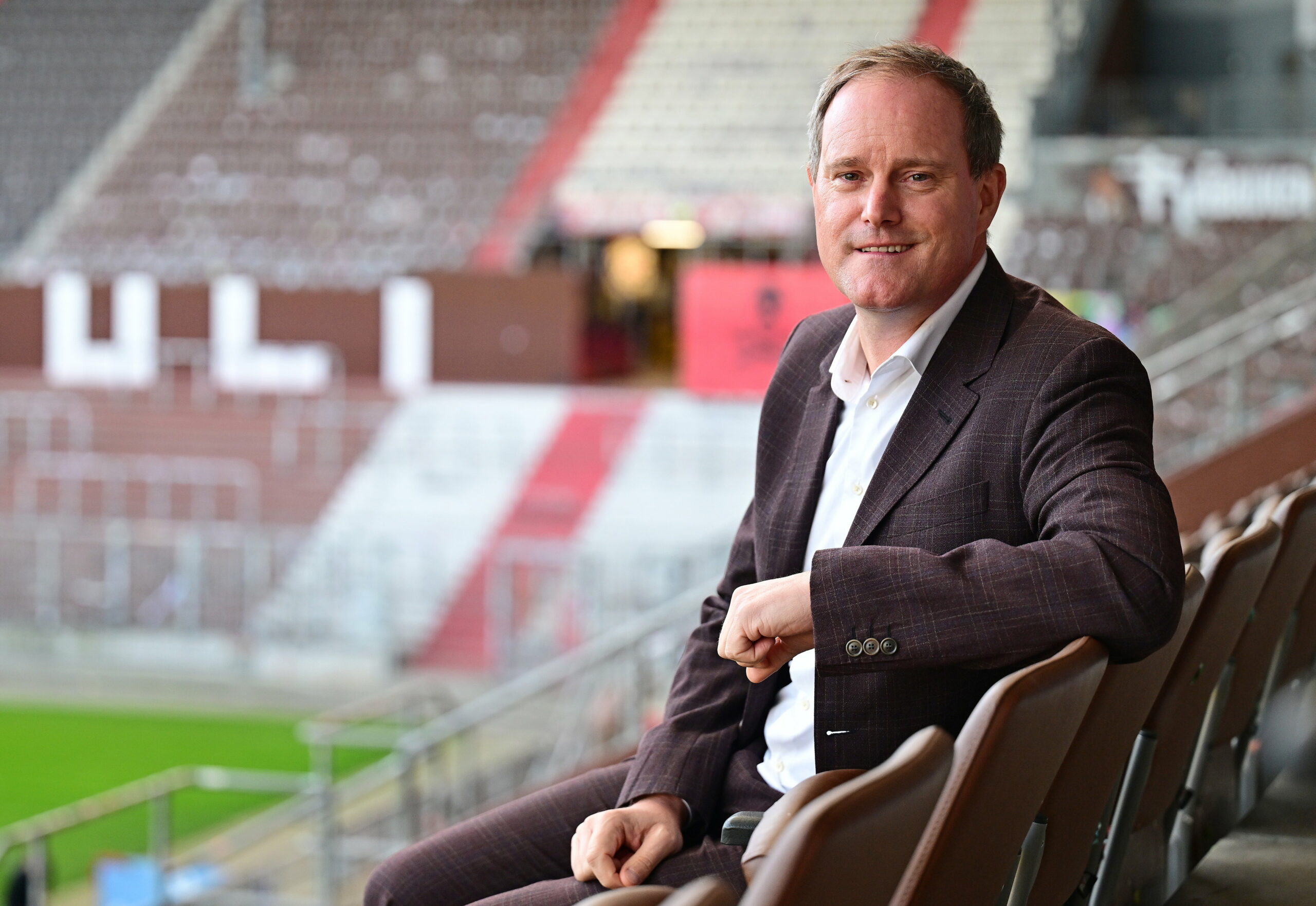 Oke Göttlich posiert auf der Tribüne am Millerntor