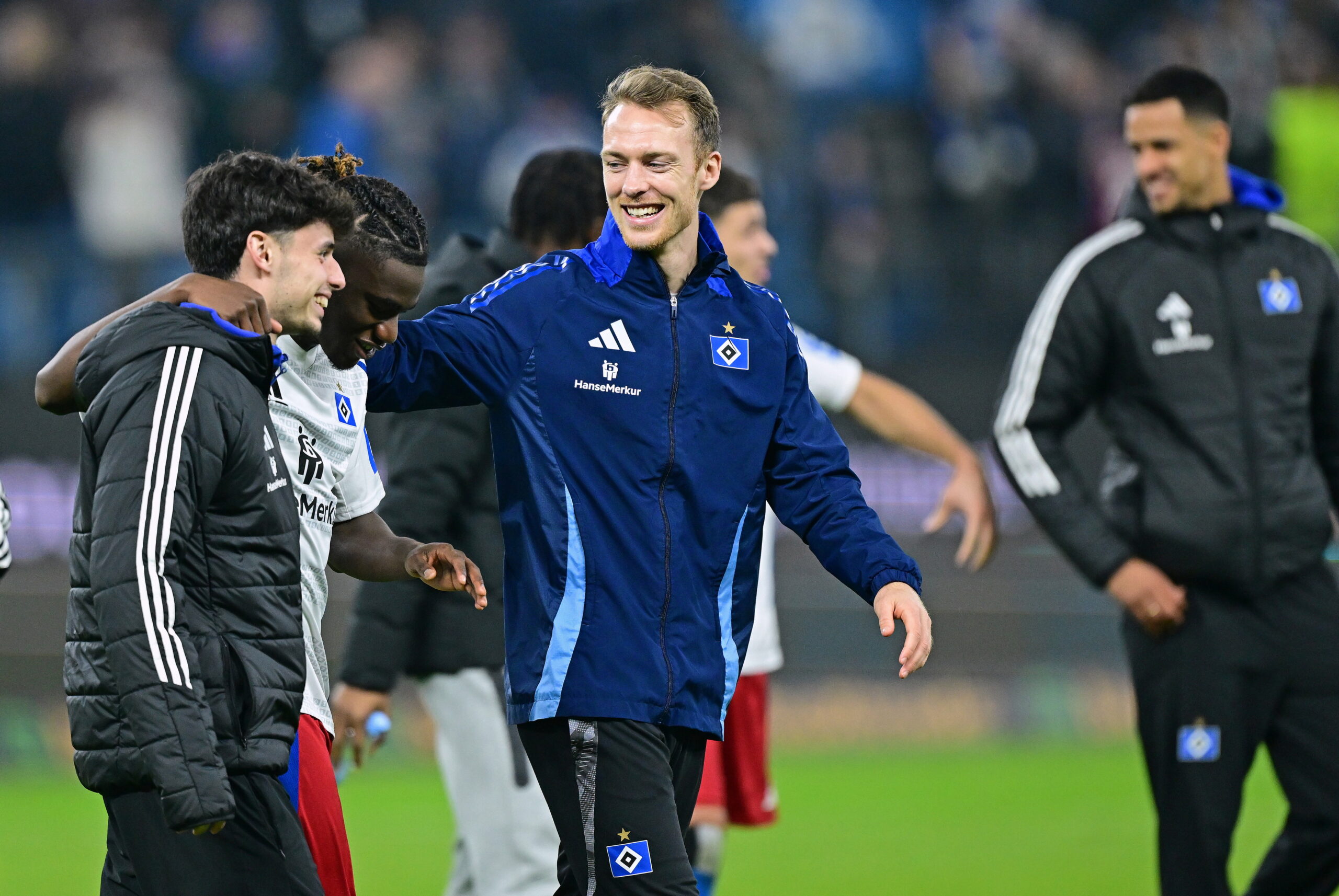 Sebastian Schonlau freut sich auf dem Spielfeld mit Nicolas Oliveira und Fabio Baldé