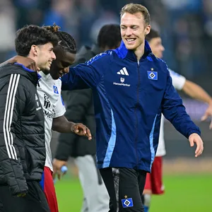 Sebastian Schonlau freut sich auf dem Spielfeld mit Nicolas Oliveira und Fabio Baldé