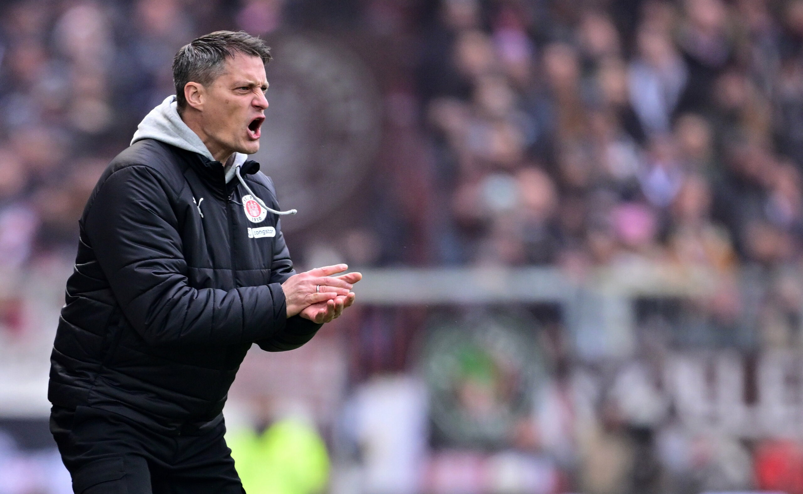 Trainer Alexander Blessin vermisste im letzten Spiel gegen Dortmund einen Elfmeter für St. Pauli.