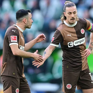 Manolis Saliakas mit Jackson Irvine