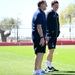Bereits Anfang April waren Stefan Kuntz und Trainer Merlin Polzin mit dem HSV auf Mallorca. Diesmal wird der Trip stressiger und heißer.