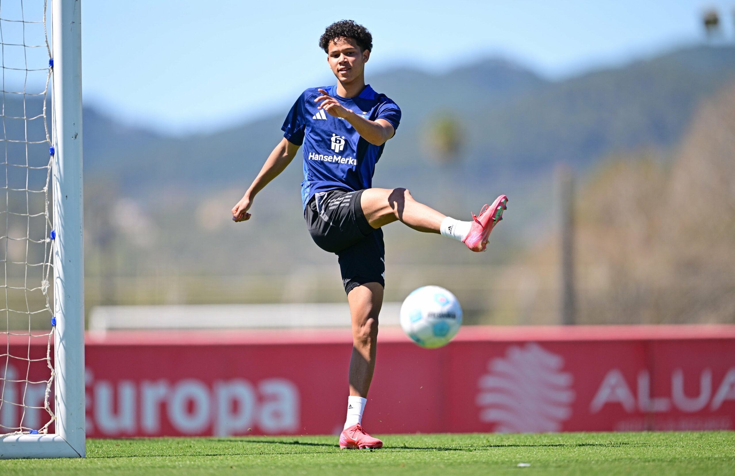 Alexander Røssing-Lelesiit spielt auf Mallorca im Training einen Pass
