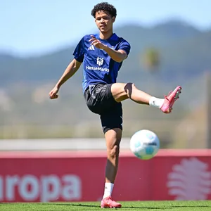 Alexander Røssing-Lelesiit spielt auf Mallorca im Training einen Pass