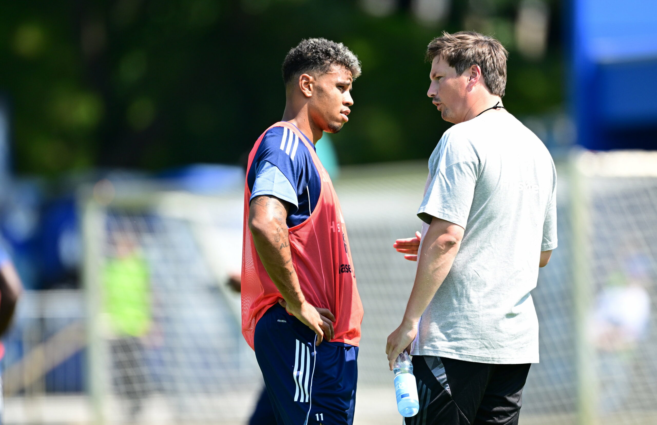 HSV-Trainer Merlin Polzin spricht mit Ransford Königsdörffer