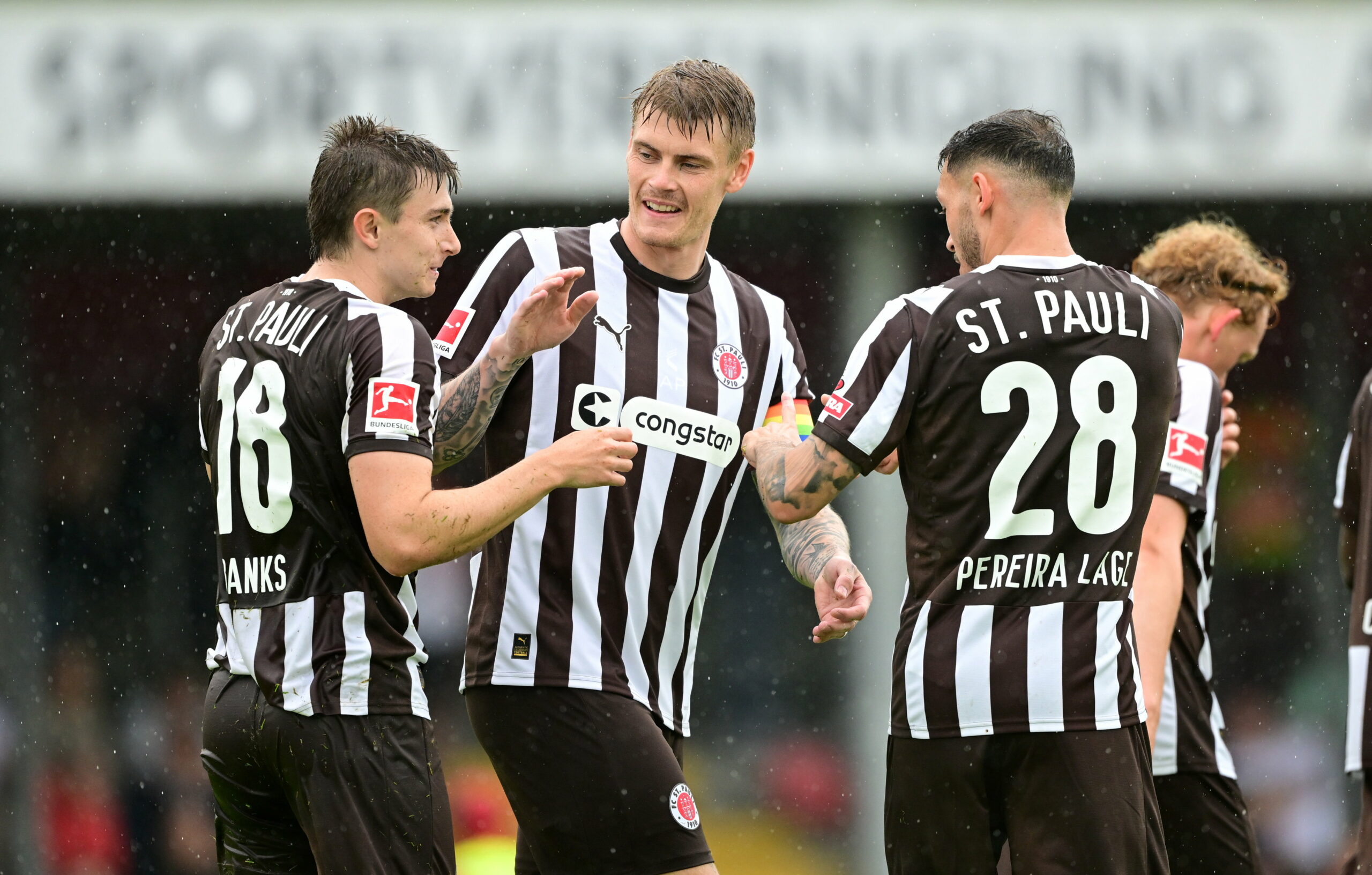 Scott Banks klatscht mit Eric Smith ab
