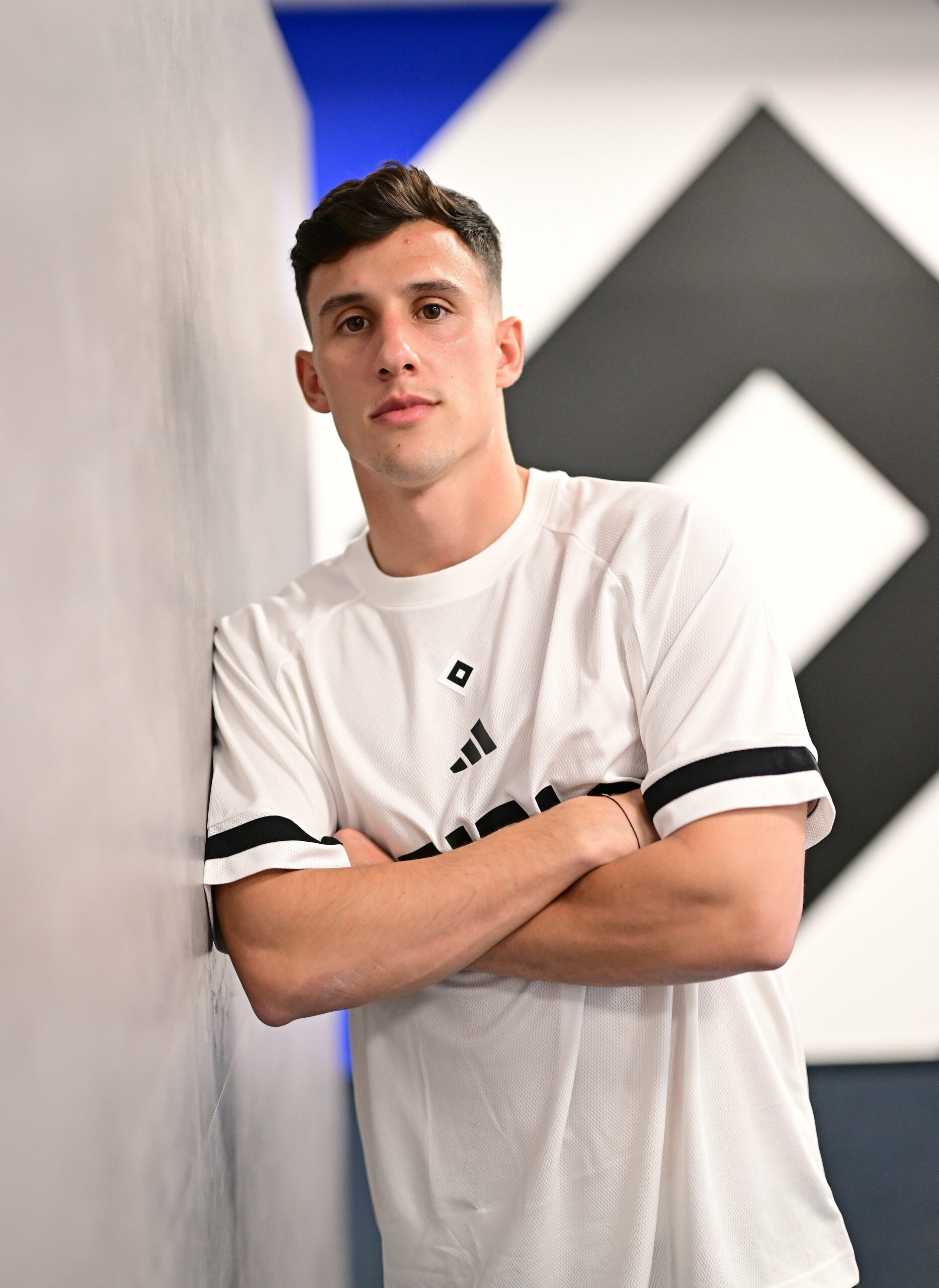 Nicolas Capaldo lehnt an eine HSV-Wand