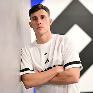 Nicolas Capaldo lehnt an eine HSV-Wand