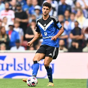 Daniel Elfadli passt einen Ball.