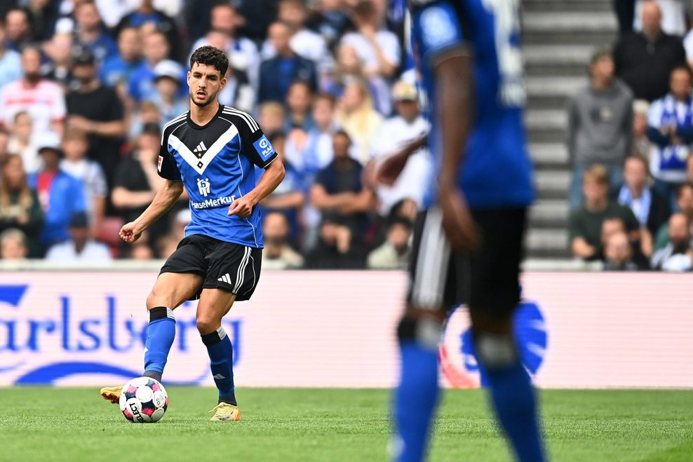 Daniel Elfadli passt einen Ball.