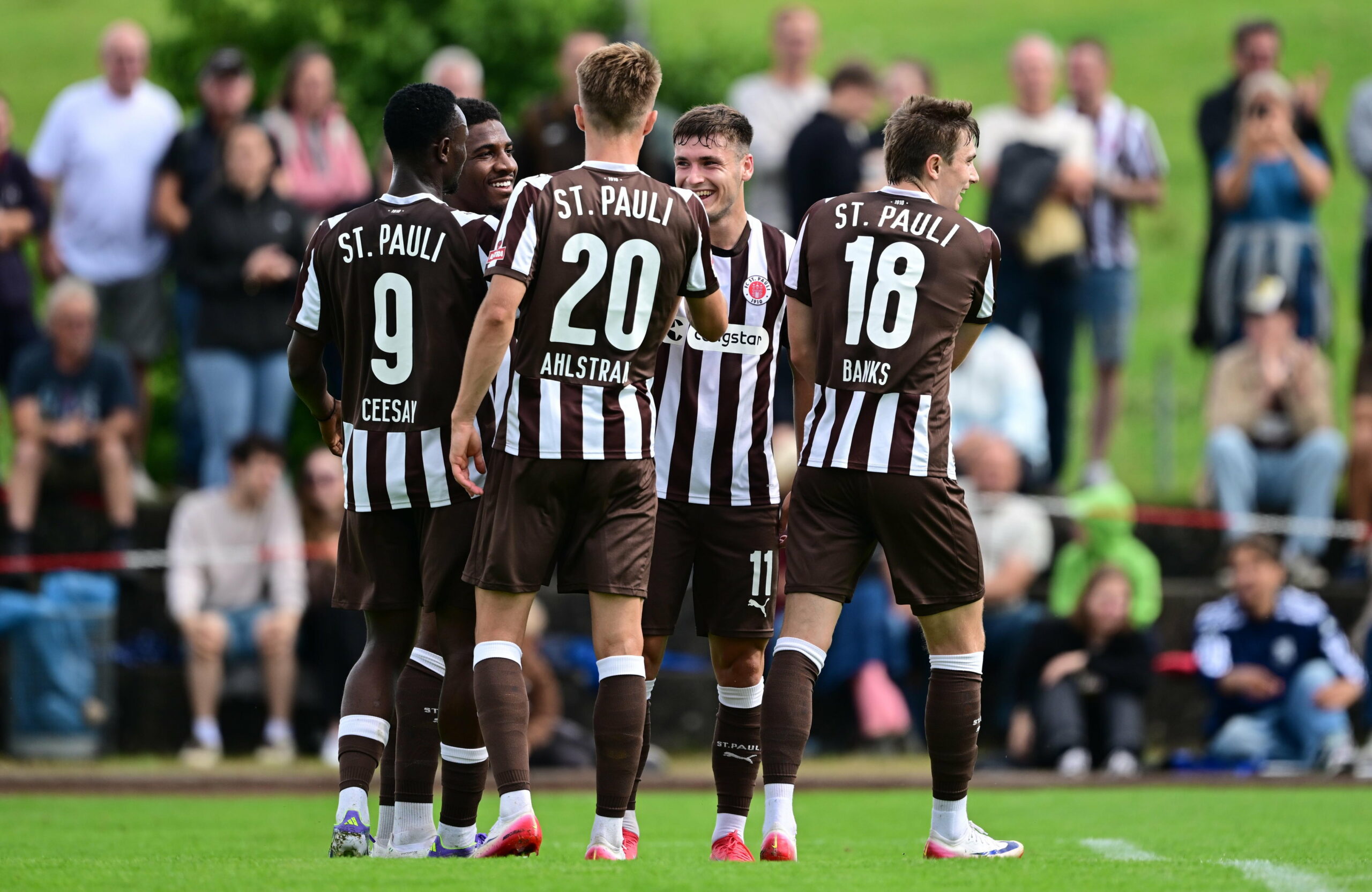 St. Pauli jubelt über ein Tor im Testspiel