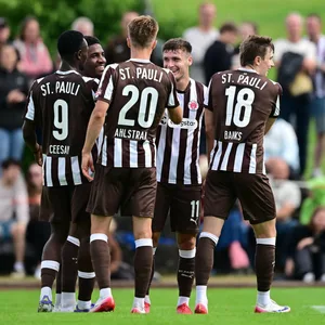 St. Pauli jubelt über ein Tor im Testspiel