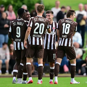 Abdoulie Ceesay, Oladapo Afolayan, Erik Ahlstrand, Arkadiusz Pyrka und Scott Banks jubeln