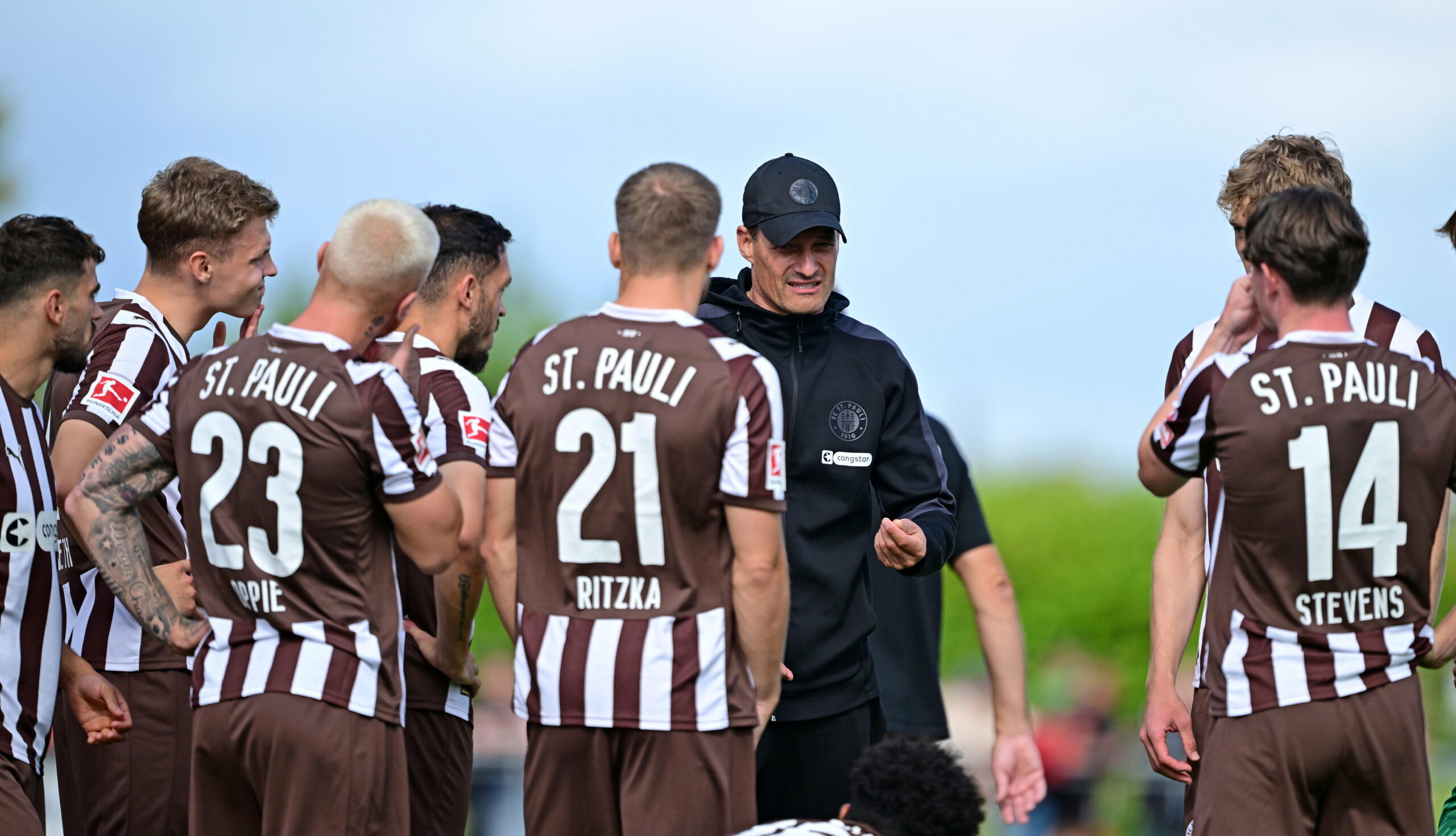 St. Pauli-Trainer Alexander Blessin hält eine Ansprache